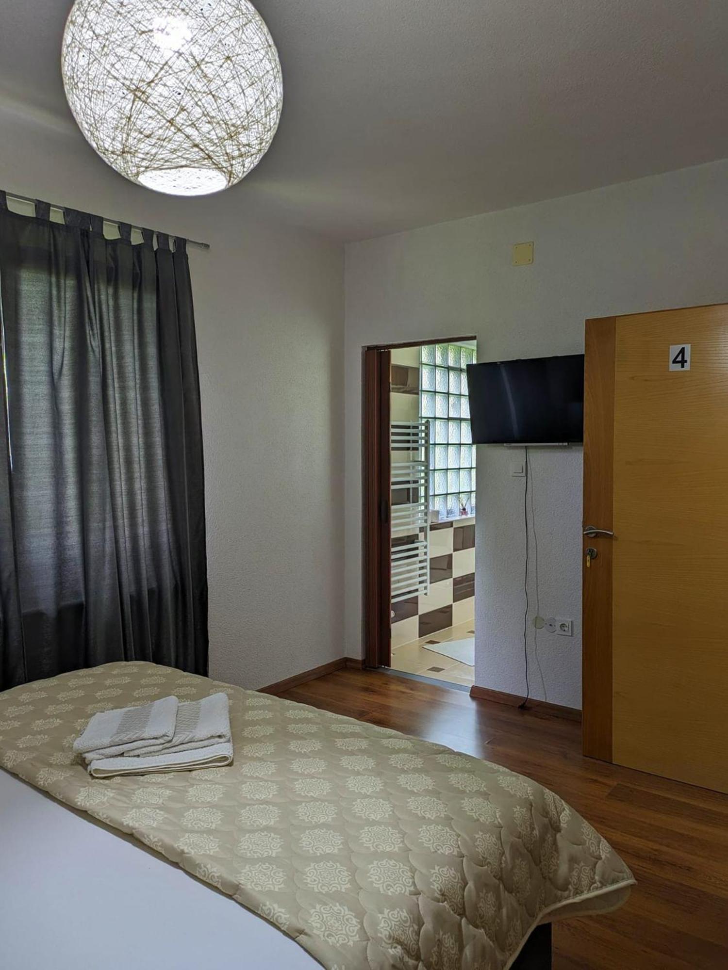 Vacation Home Keskic Velika Gata Ngoại thất bức ảnh