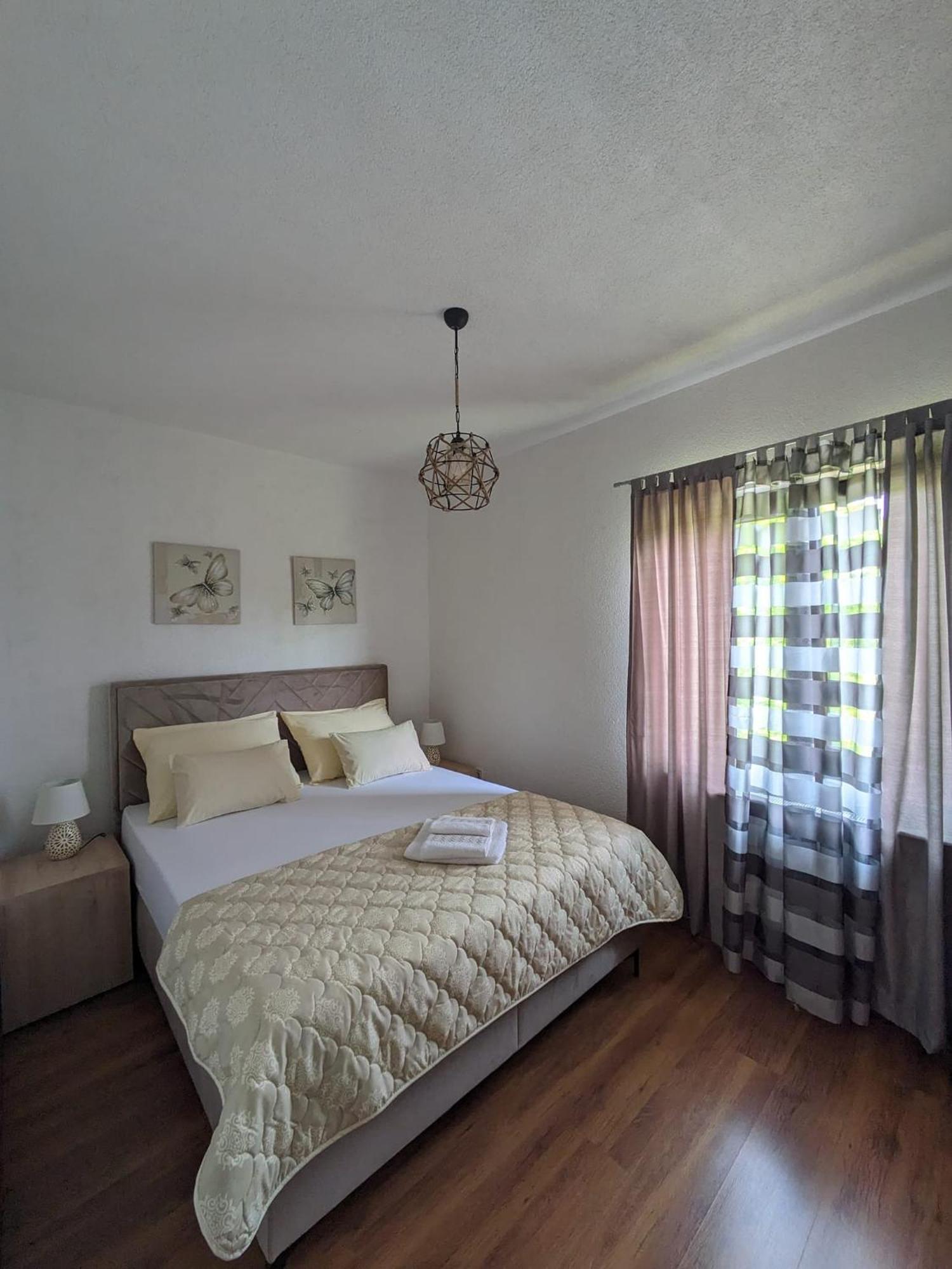 Vacation Home Keskic Velika Gata Ngoại thất bức ảnh