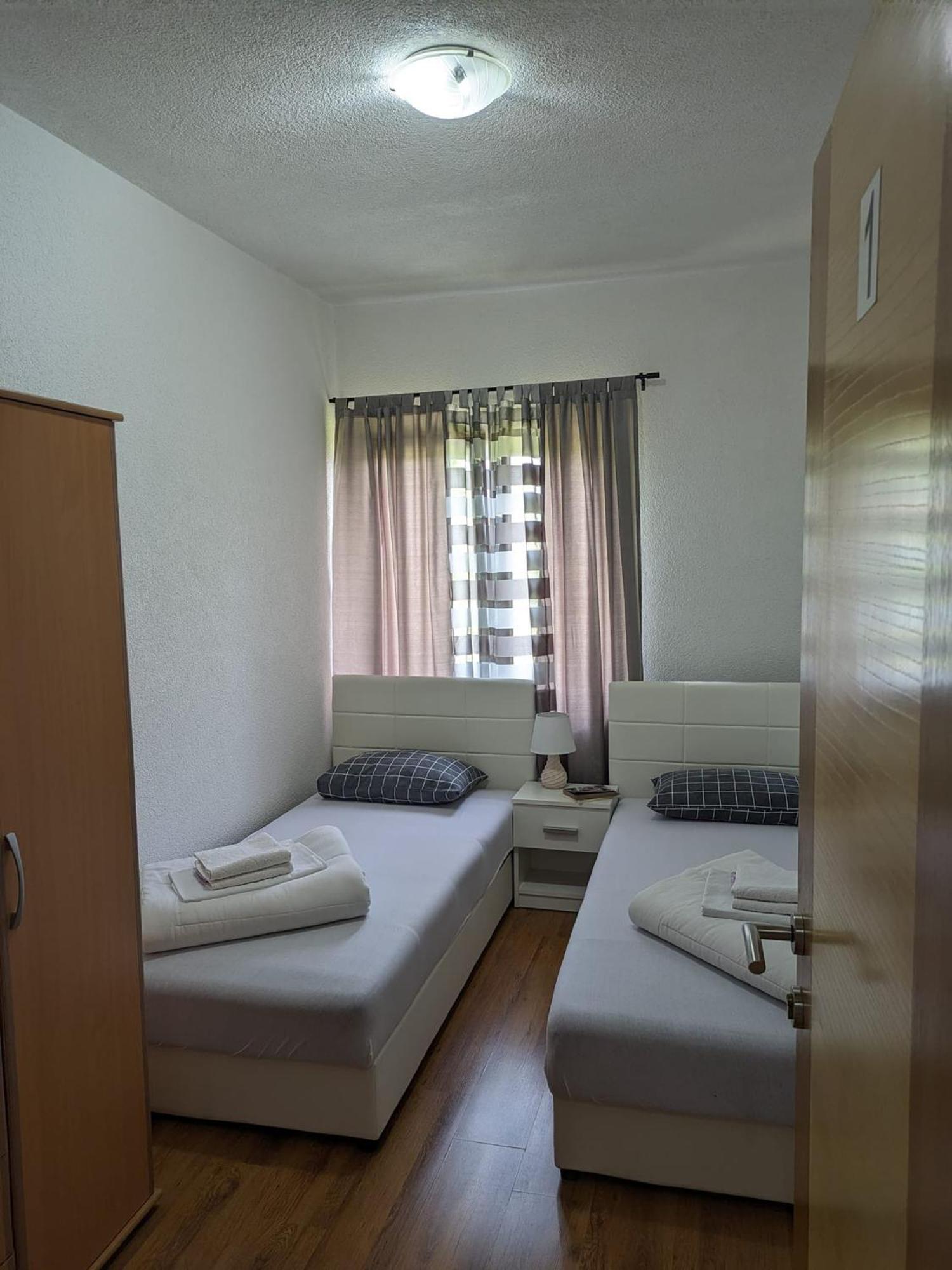 Vacation Home Keskic Velika Gata Ngoại thất bức ảnh
